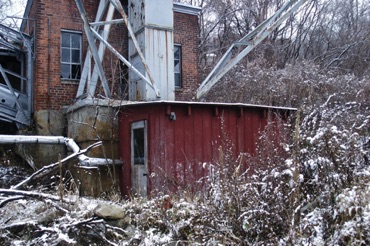 Derelict hut, North Adams